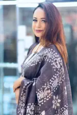 mom batik saree
